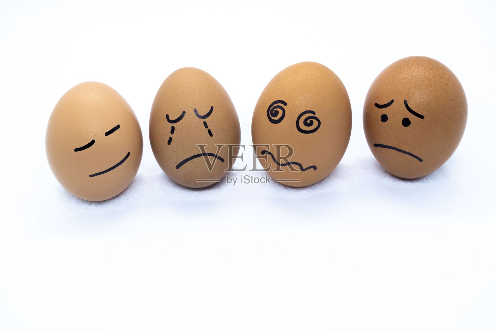 五颜六色的鸡蛋，上面画着人类的面部特征，排列成一个圆圈照片摄影图片