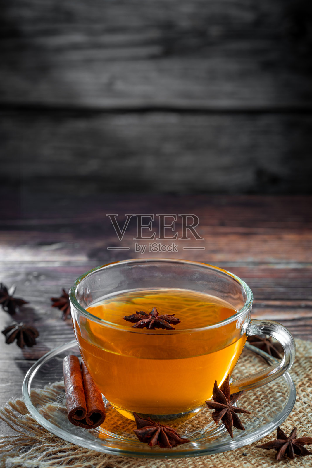 茴香茶和肉桂在玻璃杯中。照片摄影图片