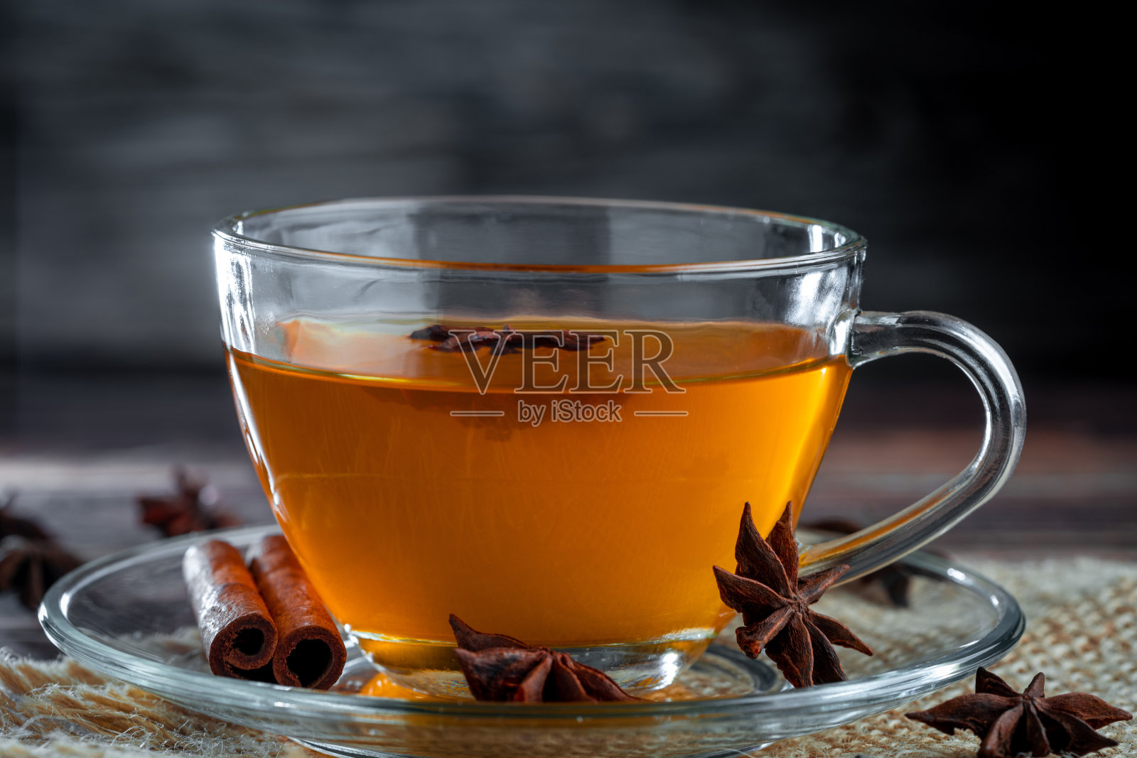 茴香茶和肉桂在玻璃杯中。照片摄影图片