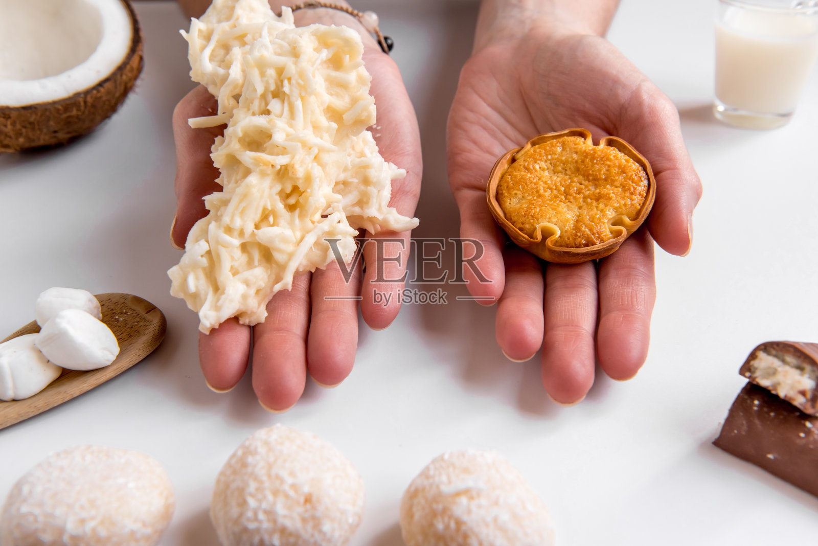 手拿椰子糖(可可)照片摄影图片