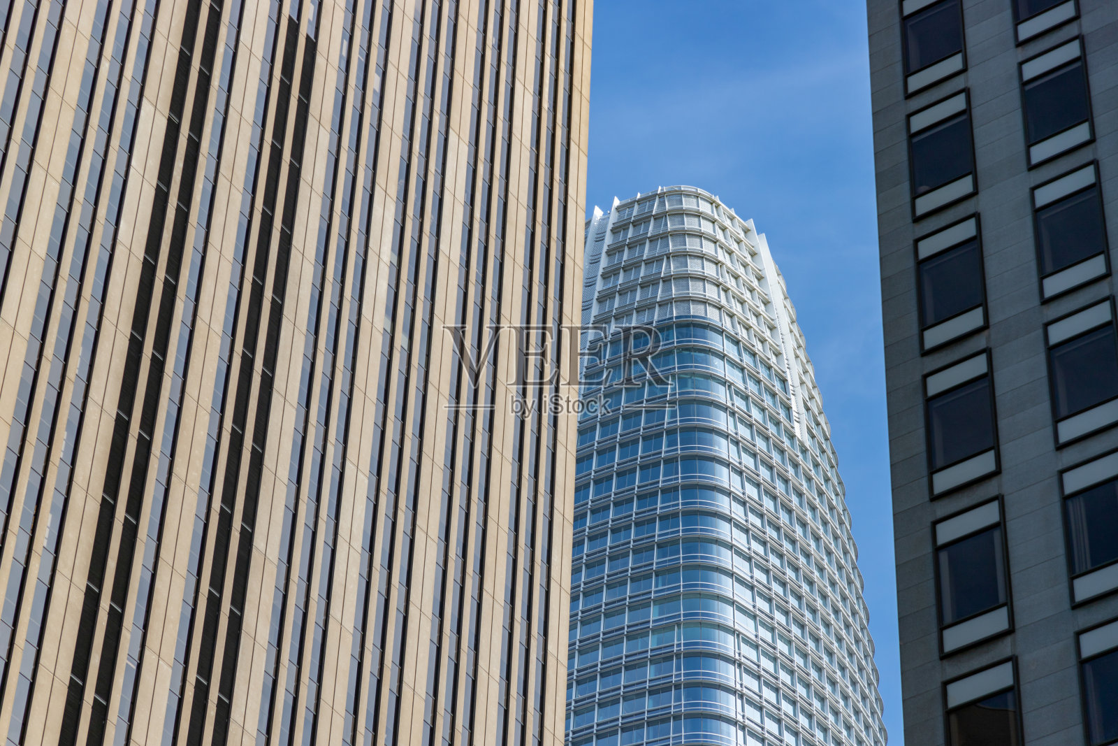 透过旧金山市中心的其他建筑窥视塔。照片摄影图片