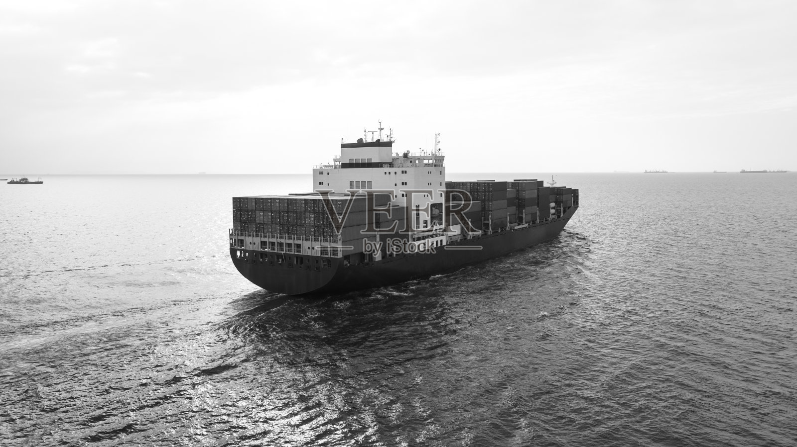 鸟瞰图黑白摄影货船海运进出口国际，照片摄影图片