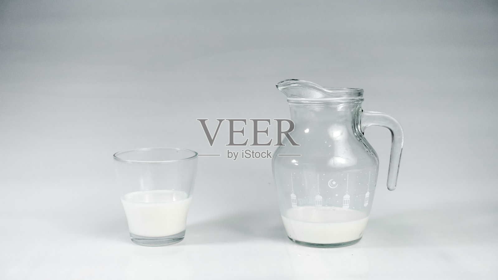 牛奶、巧克力和饼干。照片摄影图片