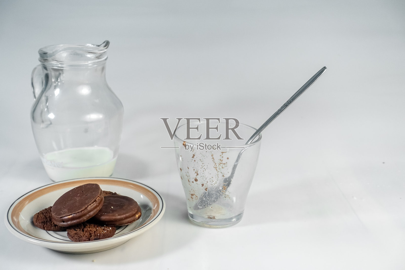 牛奶、巧克力和饼干。照片摄影图片