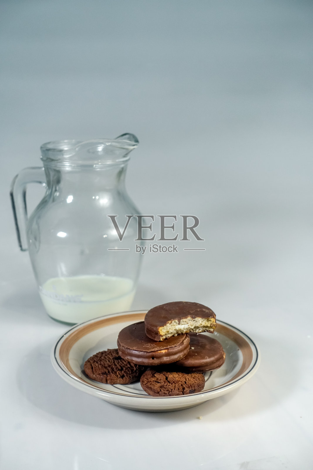 牛奶、巧克力和饼干。照片摄影图片