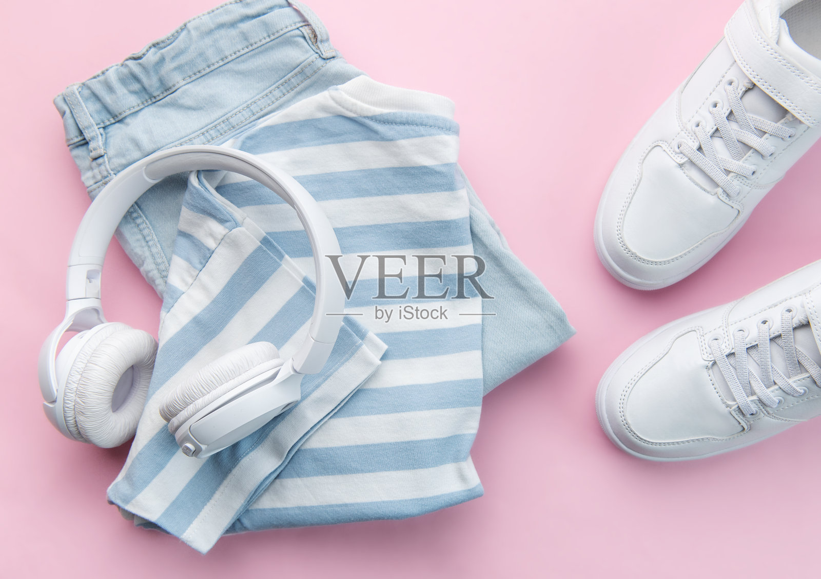 孩子的t恤，鞋子和耳机，蓝色背景照片摄影图片