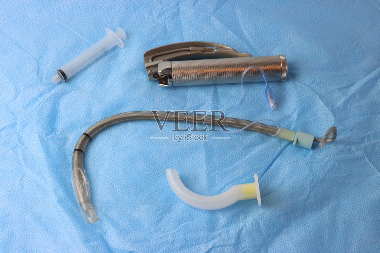 手术表面以上气道管理的医疗用品。气管插管，导管，喉镜，口咽气道和注射器照片摄影图片