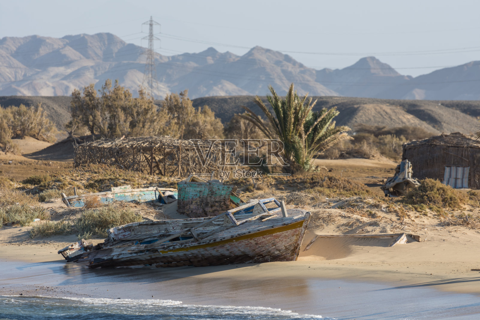 埃及海滩上被遗弃的木船照片摄影图片