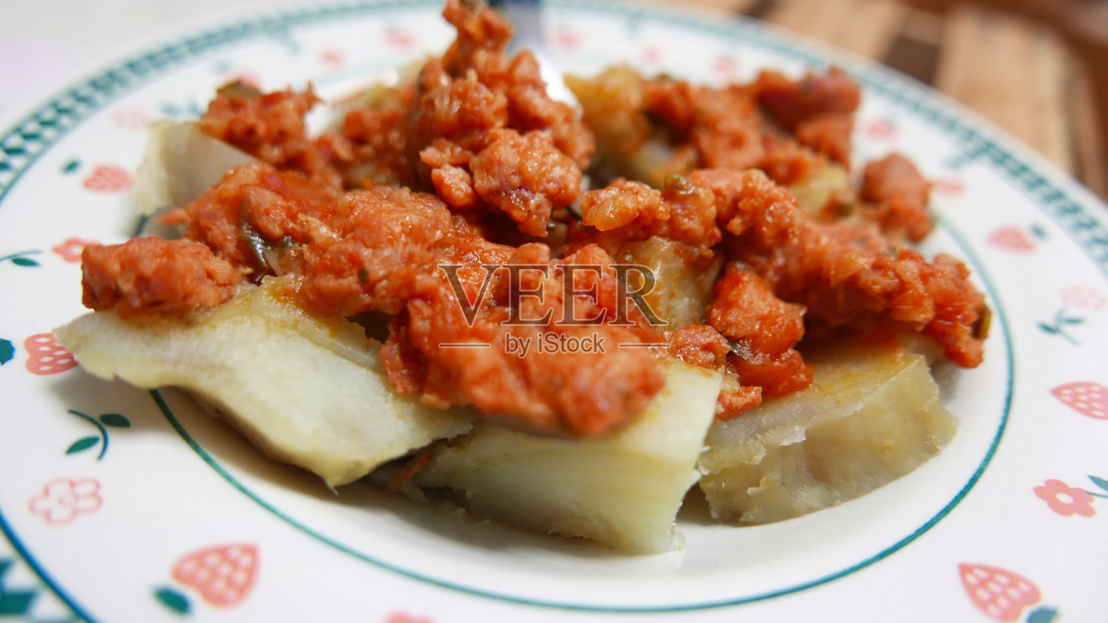 自制的食物。一盘热的食物。午餐。特写镜头。热的食物。烤红薯配熟香肠。洋葱酱。一盘食物照片摄影图片