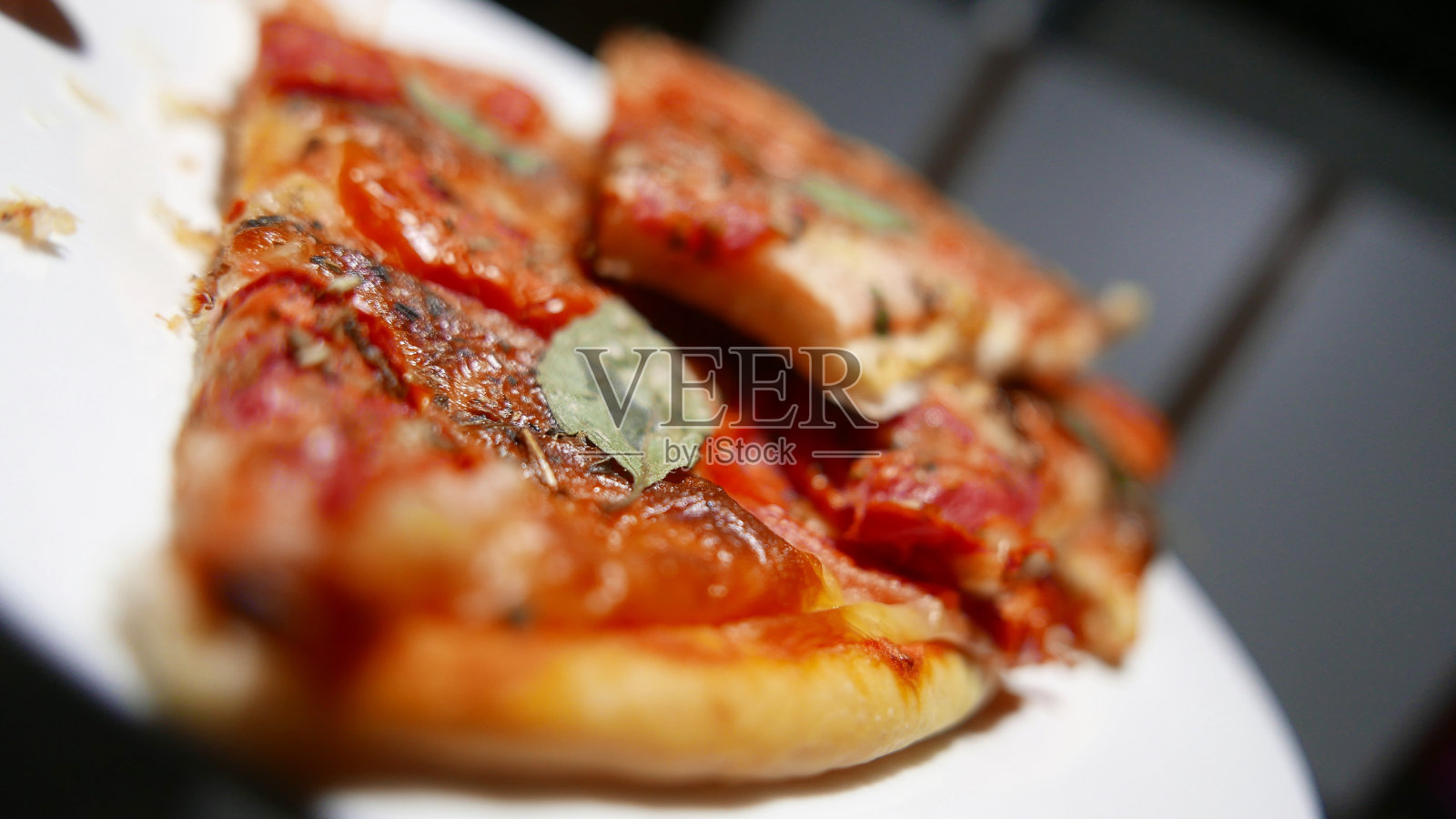 盘子里的披萨。准备吃的披萨片。吃披萨。披萨的一天照片摄影图片