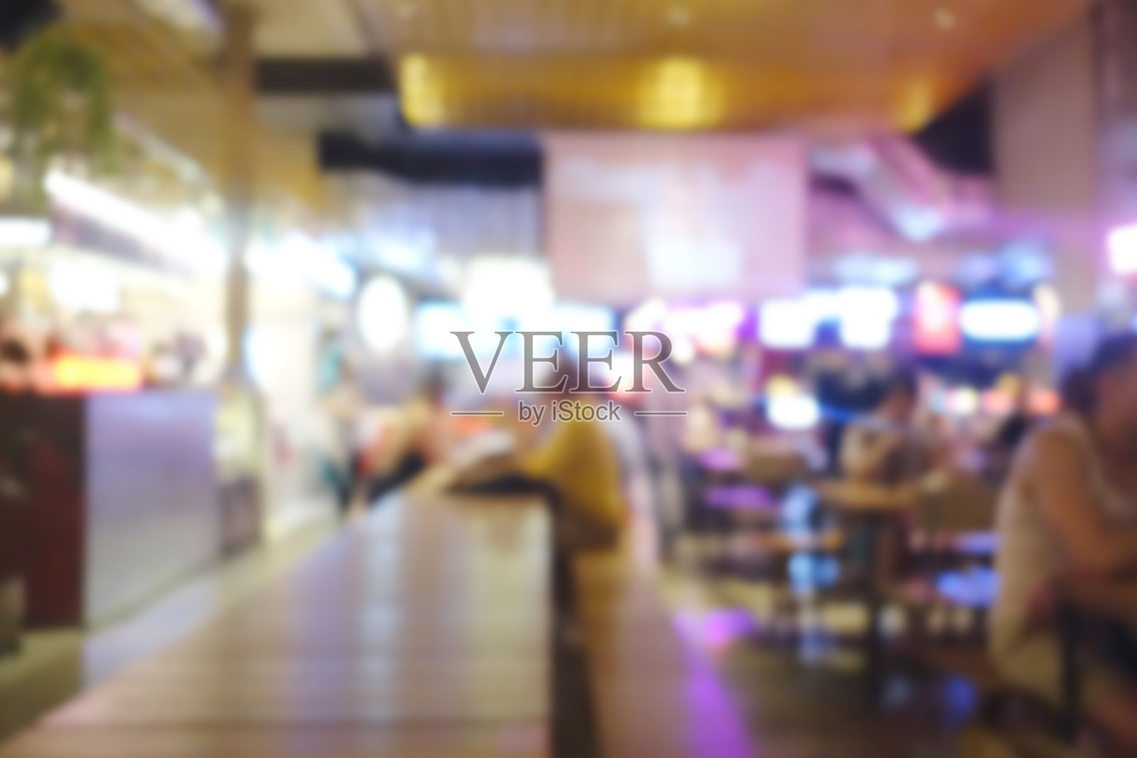 户外咖啡厅或餐厅的模糊抽象背景。有桌椅的户外咖啡馆。晚上在现代露台上的街头咖啡馆。顾客们坐在咖啡馆外的露台上照片摄影图片