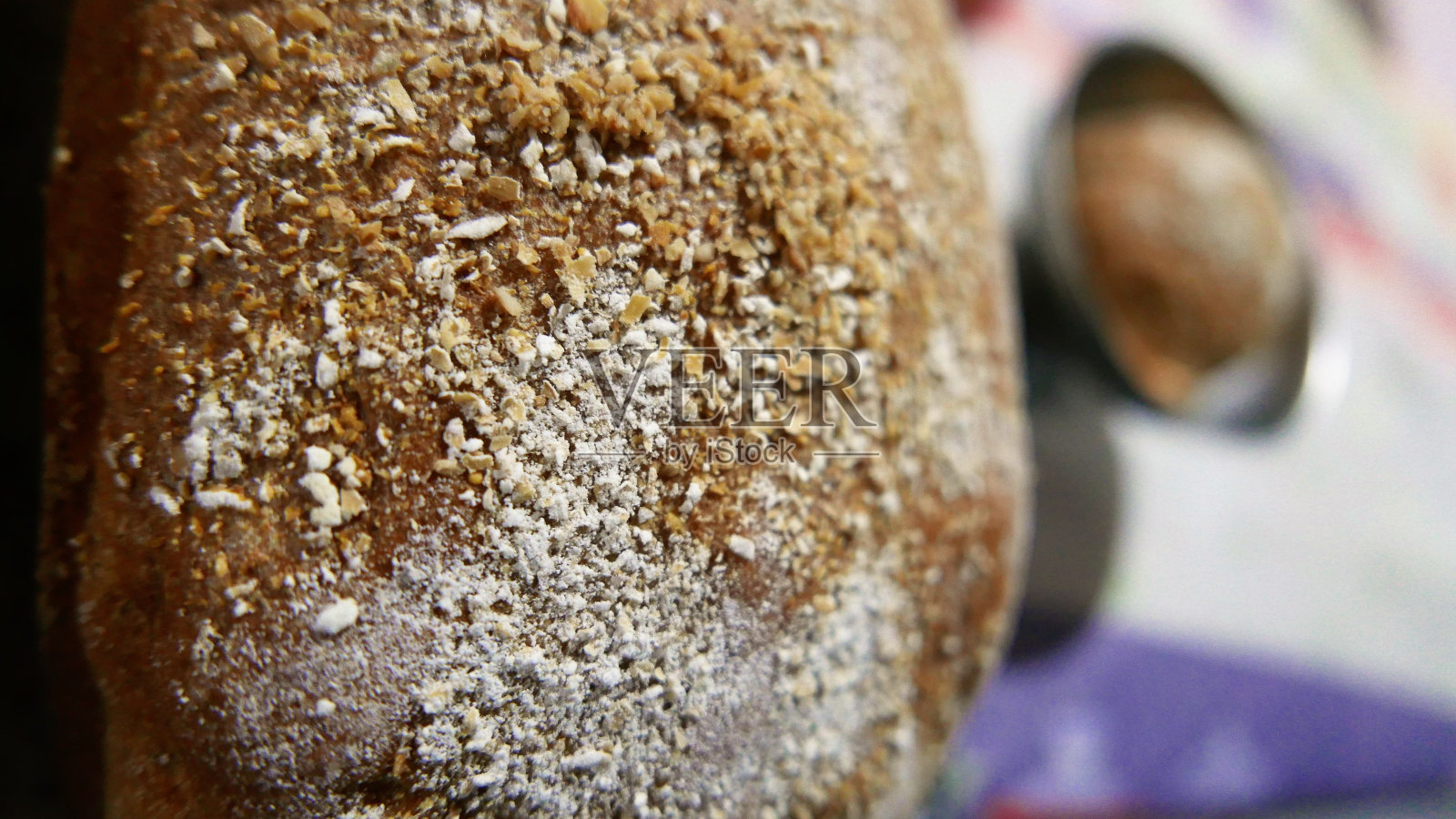 桌上的自制面包，特写镜头。全麦面包。几片全麦面包。一片全麦面包。热面包在桌子上照片摄影图片