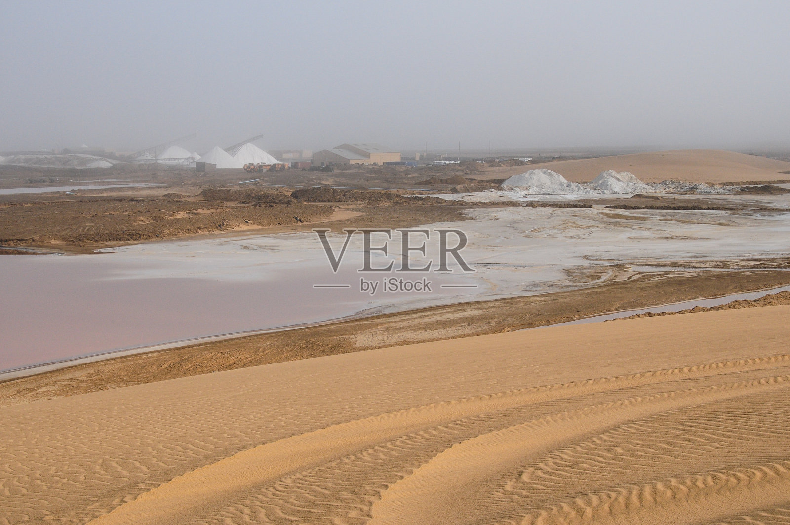 沙漠中的盐田照片摄影图片
