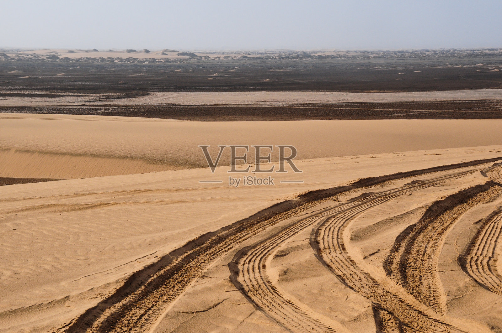 沙漠上的车轮印照片摄影图片