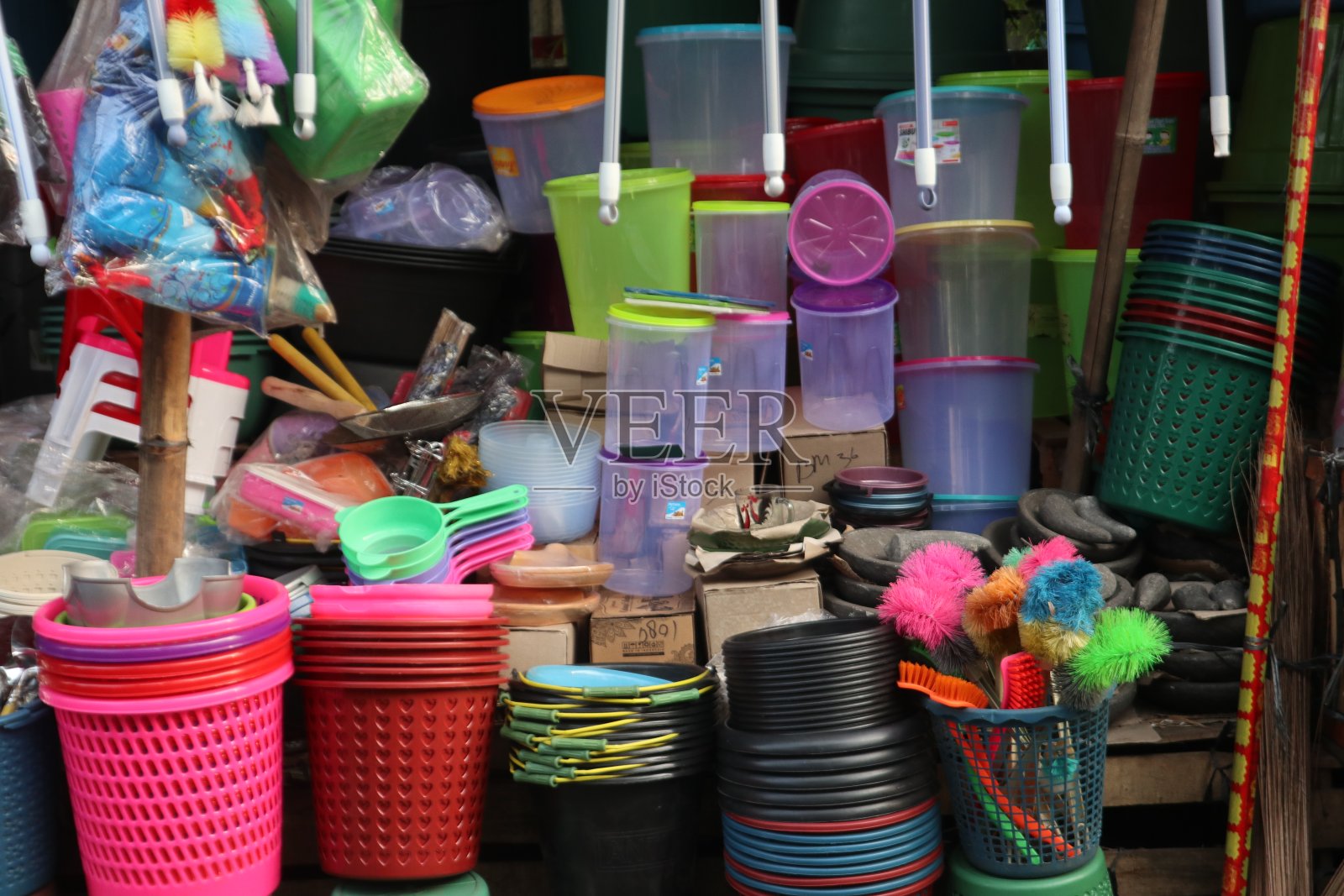 传统市场出售各种家居家具照片摄影图片