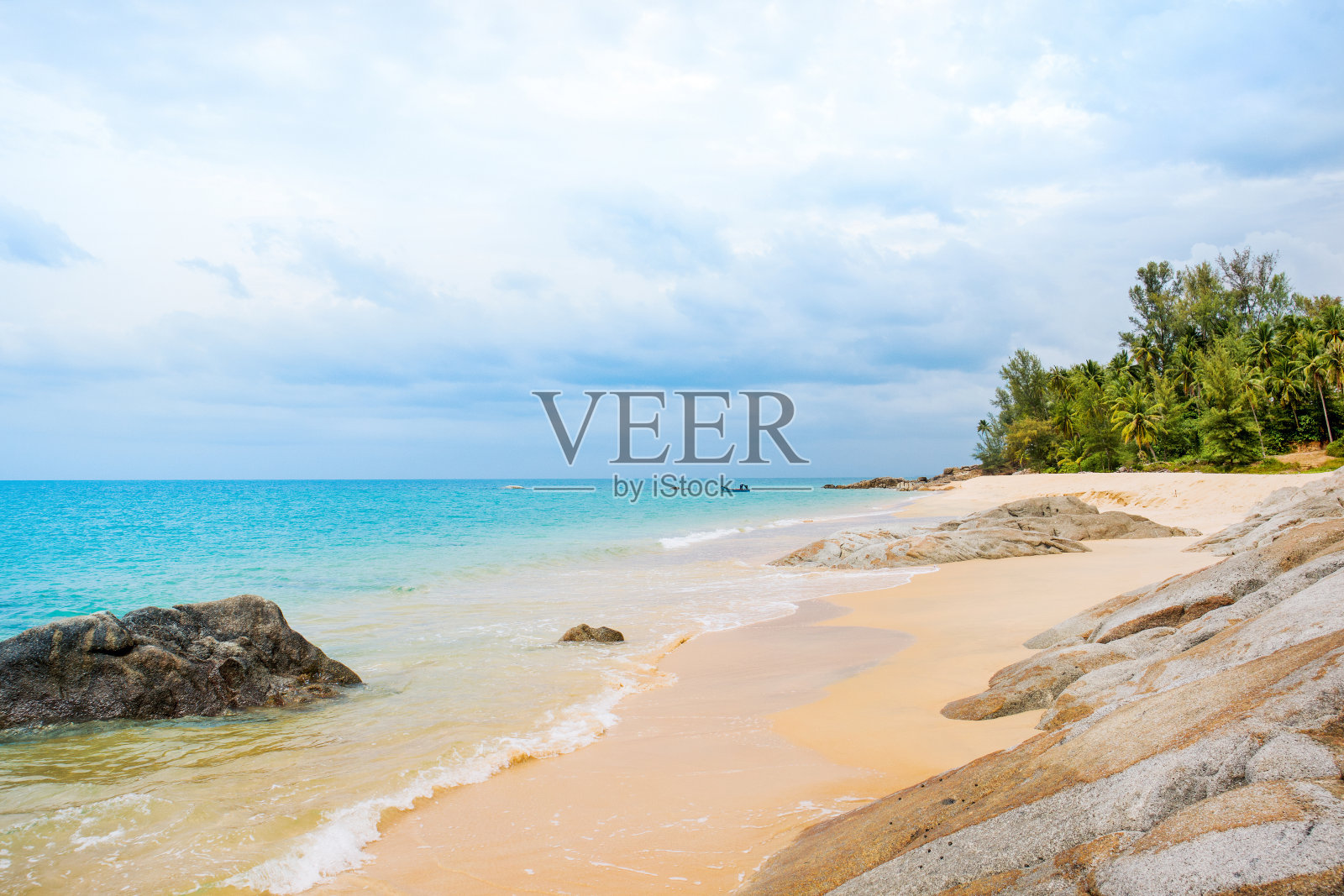 在泰国普吉岛的岩石海滩上，印度洋海岸的美丽风景照片摄影图片