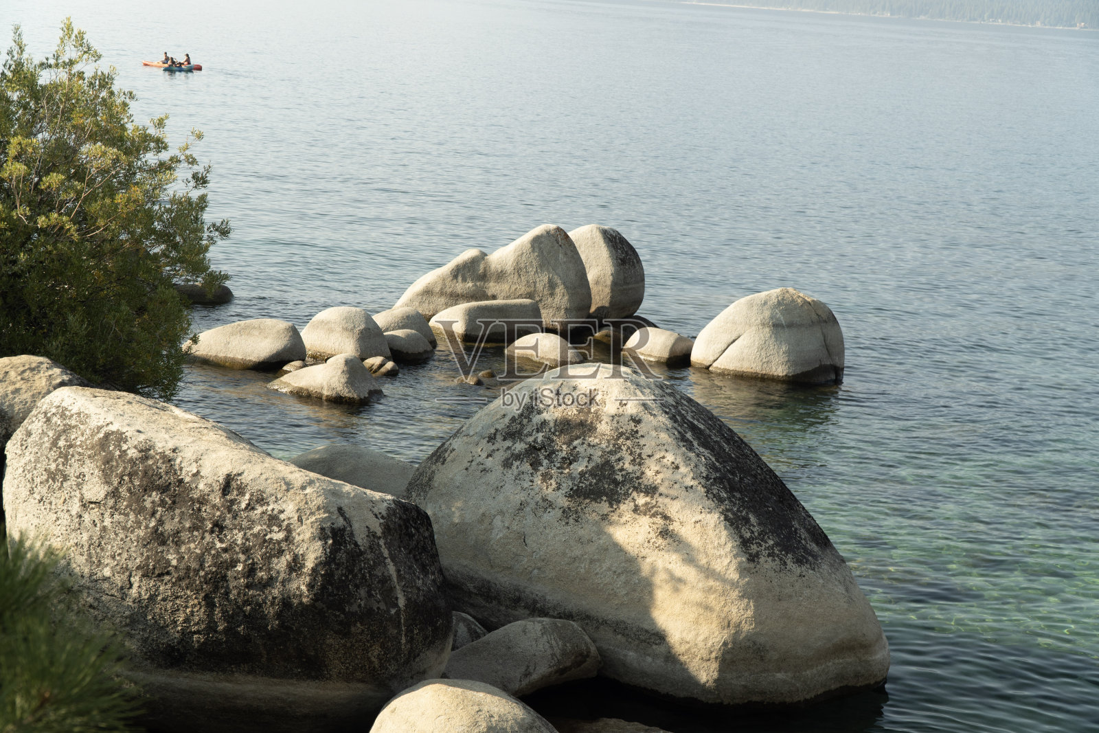 人们在太浩湖地区划船照片摄影图片