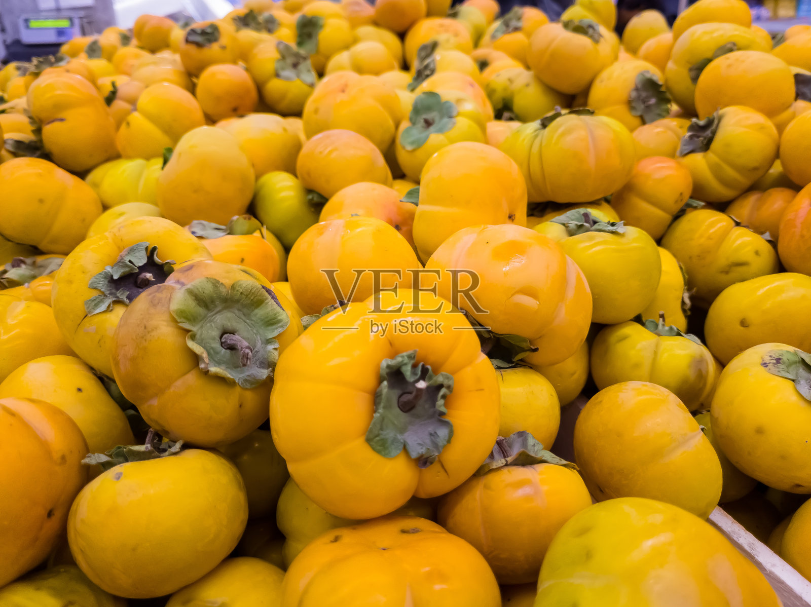 秋天，超市橱窗里各种各样的橙色南瓜照片摄影图片