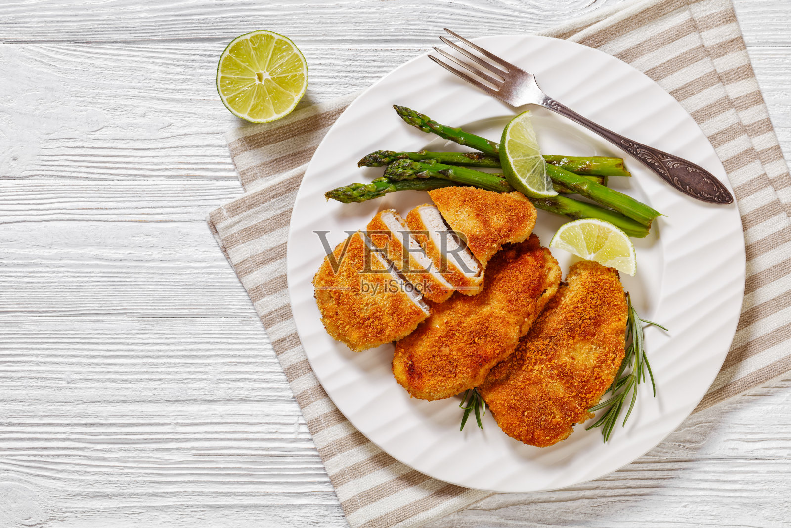 鸡胸肉配芦笋和酸橙照片摄影图片
