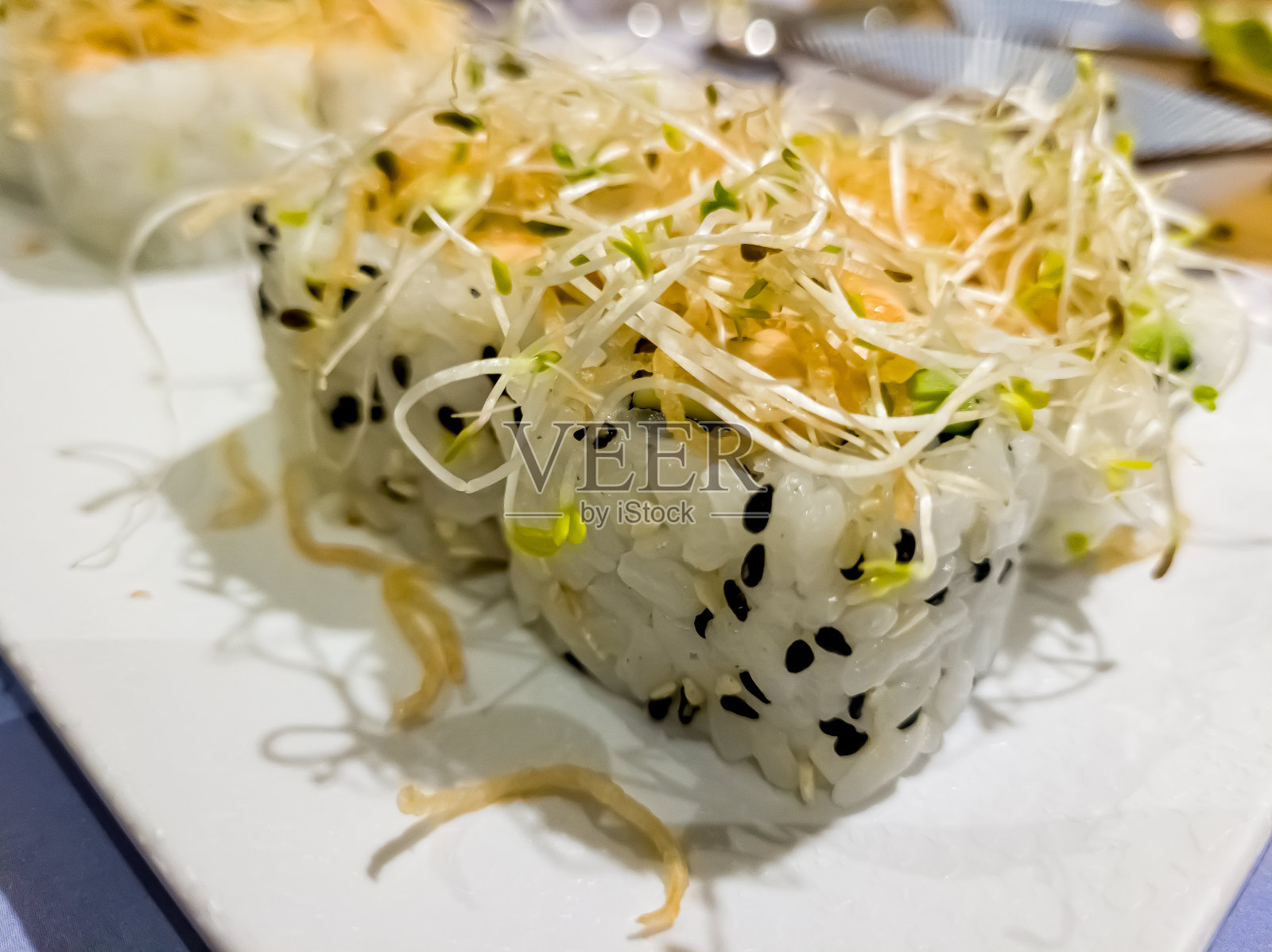 寿司卷日本食品孤立在白色背景。加州寿司卷配金枪鱼、蔬菜和鳗鱼酱(特写)。日本餐厅的菜单。照片摄影图片