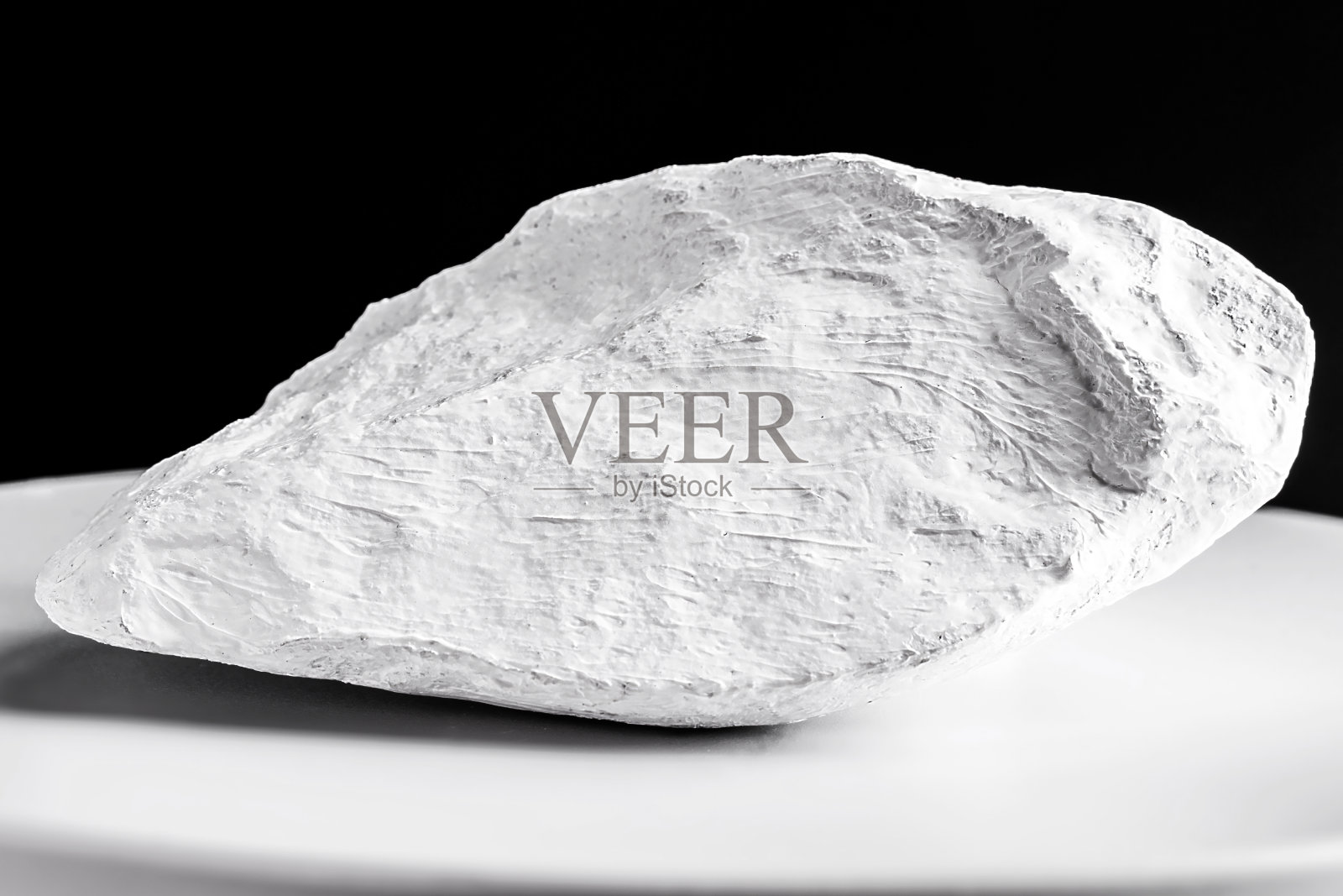 高岭土，在称重秤上，高岭土是一种无机成分的矿物，化学惰性，从沉积物中提取并以不同的粒度带进行加工。照片摄影图片