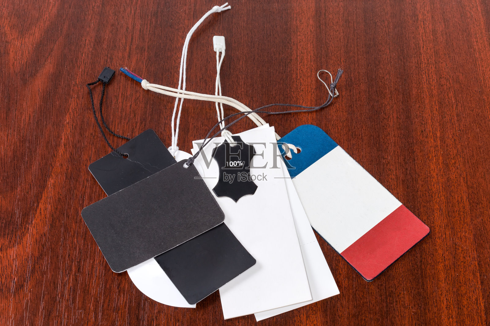 空白纸箱衣摆吊牌不同形式和颜色照片摄影图片