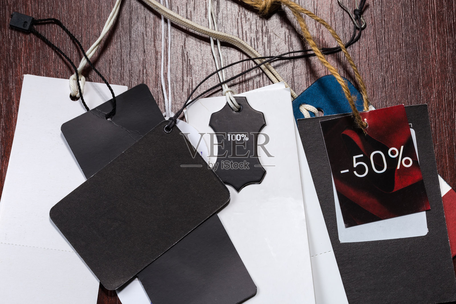 空白纸箱衣摆吊牌不同形式和颜色照片摄影图片