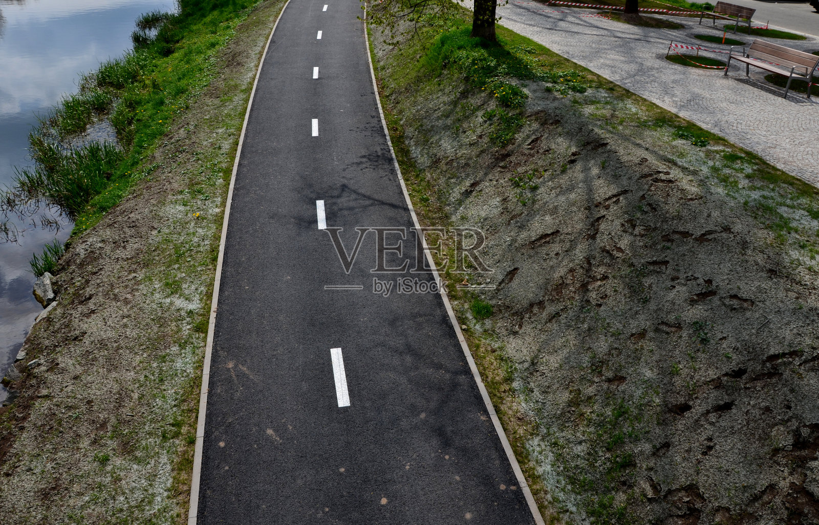 水力播种稳定边坡。木浆和绿草籽的混合物从水箱中直接喷洒到裸露的土壤上。形成一个外壳和发芽的种子，道路标记，上面照片摄影图片