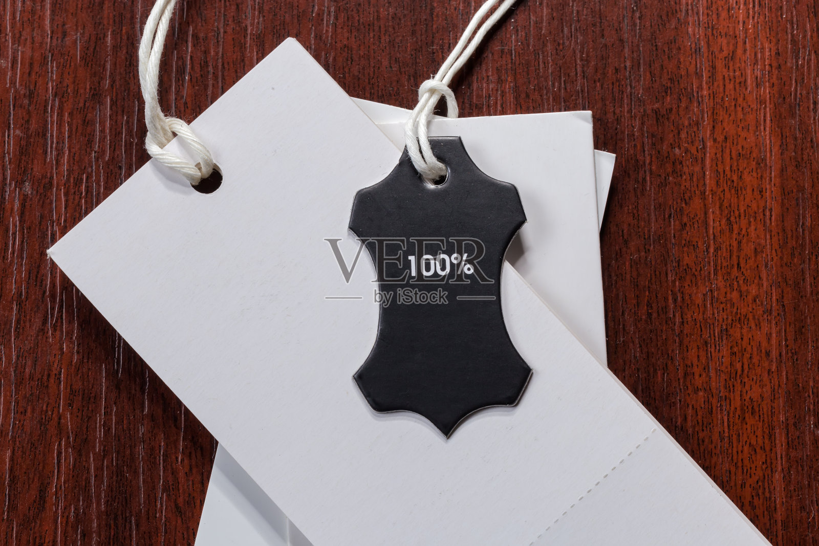 黑色的小图案衣服挂在白色的长方形标签上照片摄影图片