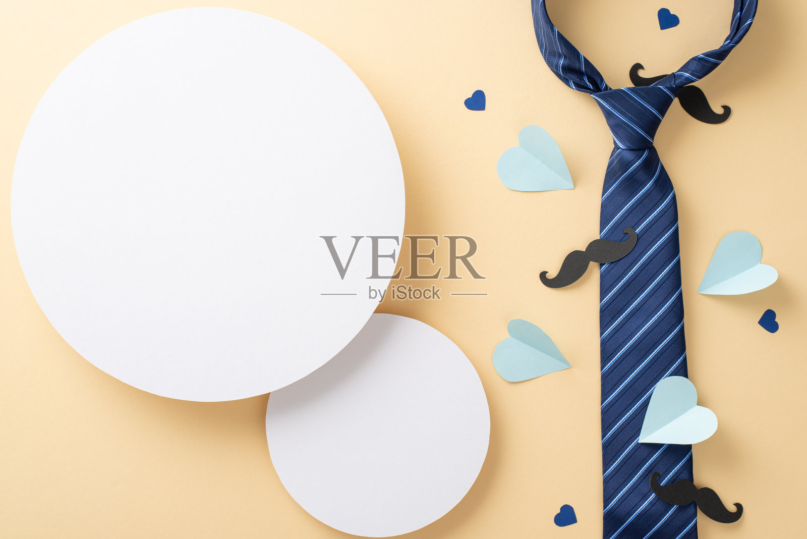 优雅有趣又富有创意的父亲节主题。顶视图的领带，小胡子，配件，心形米色背景与文字或广告的两个空的圆圈照片摄影图片