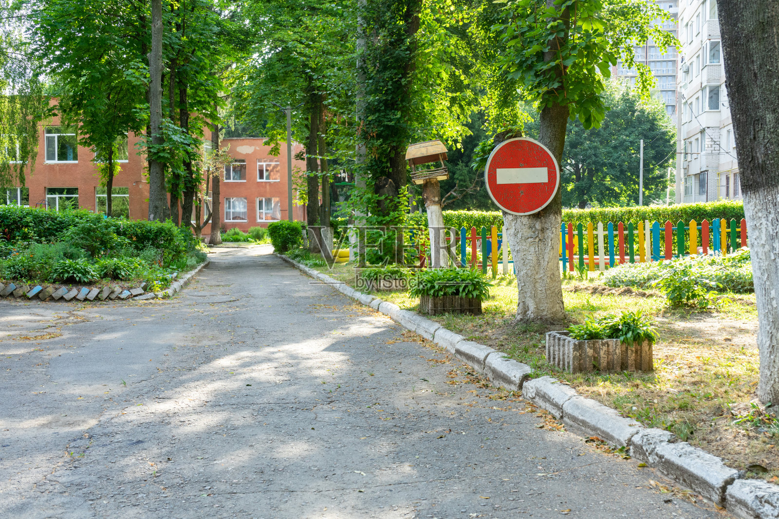 禁止汽车通行的房子的区域照片摄影图片
