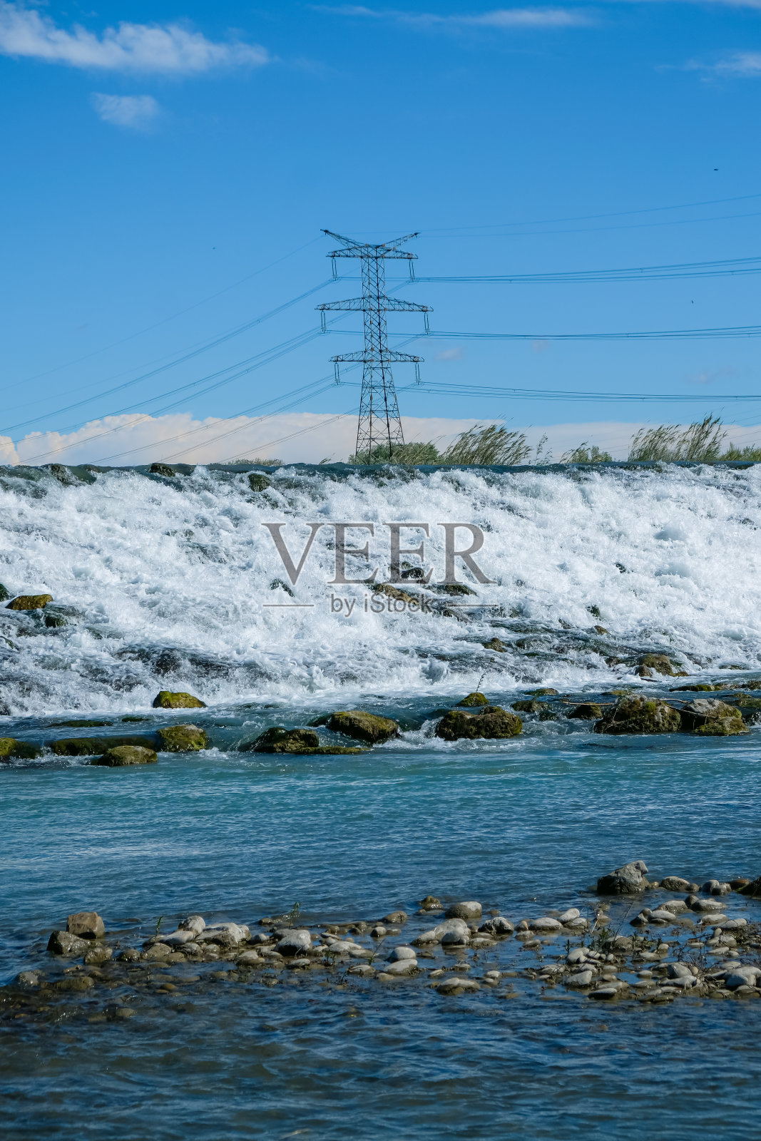 杜朗斯山河位于法国普罗旺斯的阿维尼翁。沿河的电线。照片摄影图片