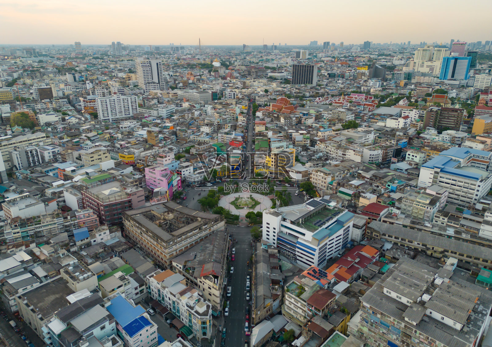翁湾雅环岛。公路交叉口鸟瞰图。道路在建筑结构和技术交通观念上呈圆形。前视图。泰国曼谷市区。照片摄影图片