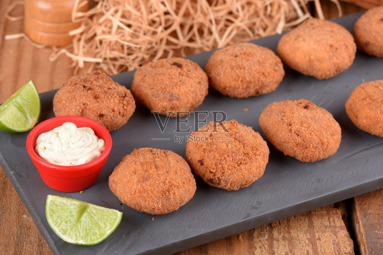 炸鳕鱼饼，鱼肉馅卷饼，鳕鱼饼，巴西式鳕鱼饼，肉盘照片摄影图片