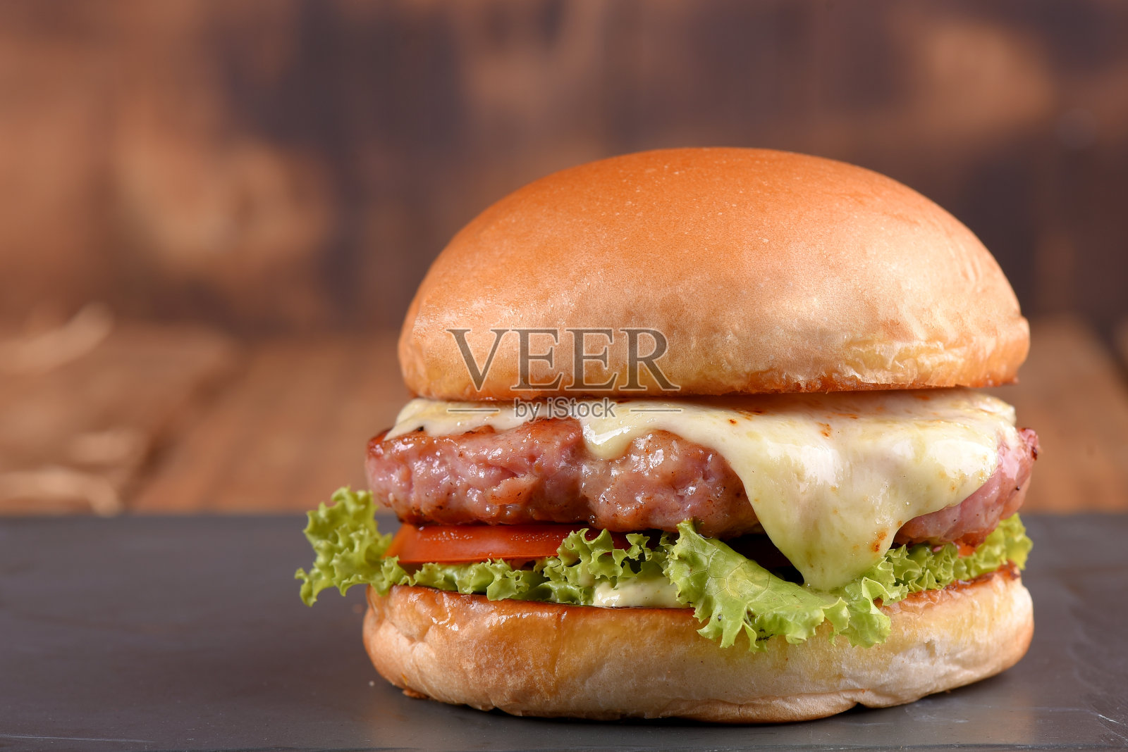 汉堡包三明治配融化的奶酪生菜西红柿蛋黄酱和面包美味的快餐传统小吃照片摄影图片