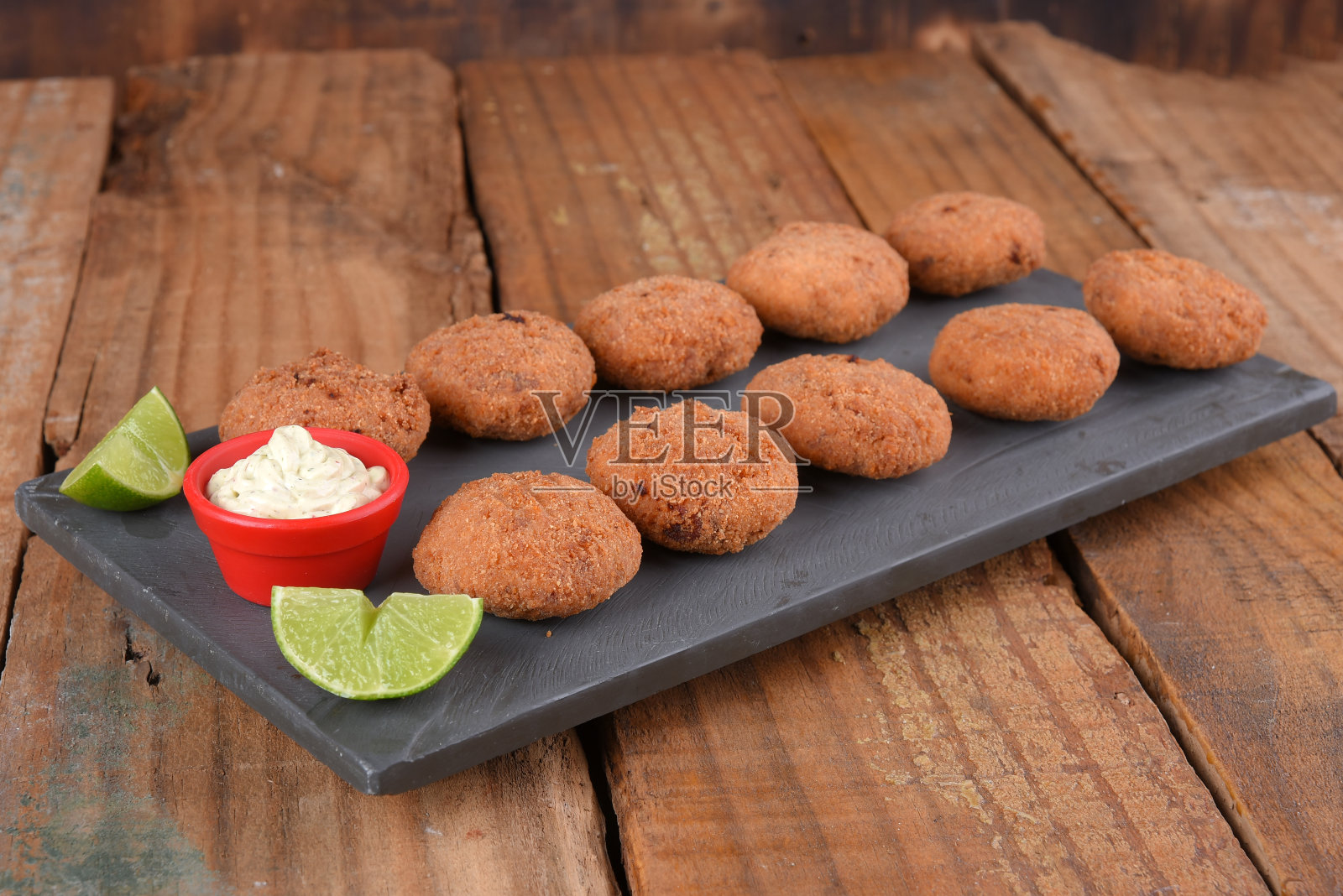 炸鳕鱼饼，鱼肉馅卷饼，鳕鱼饼，巴西式鳕鱼饼，肉盘照片摄影图片