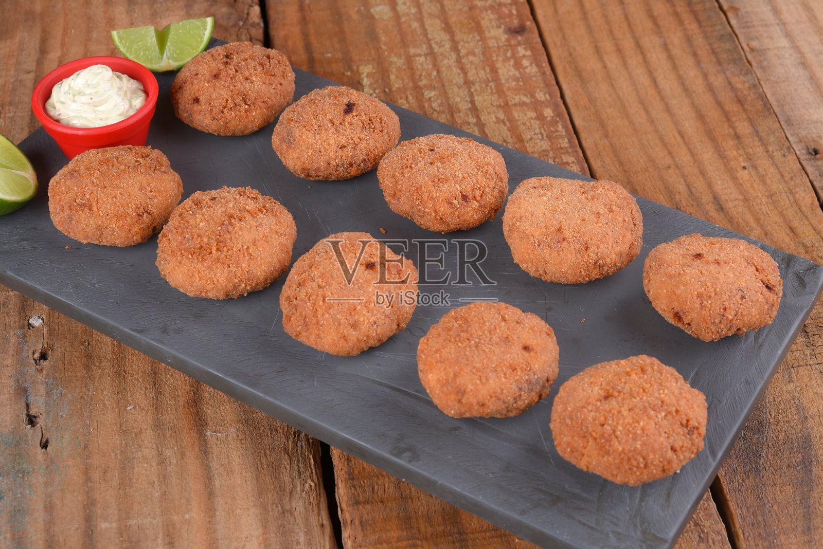 炸鳕鱼饼，鱼肉馅卷饼，鳕鱼饼，巴西式鳕鱼饼，肉盘照片摄影图片