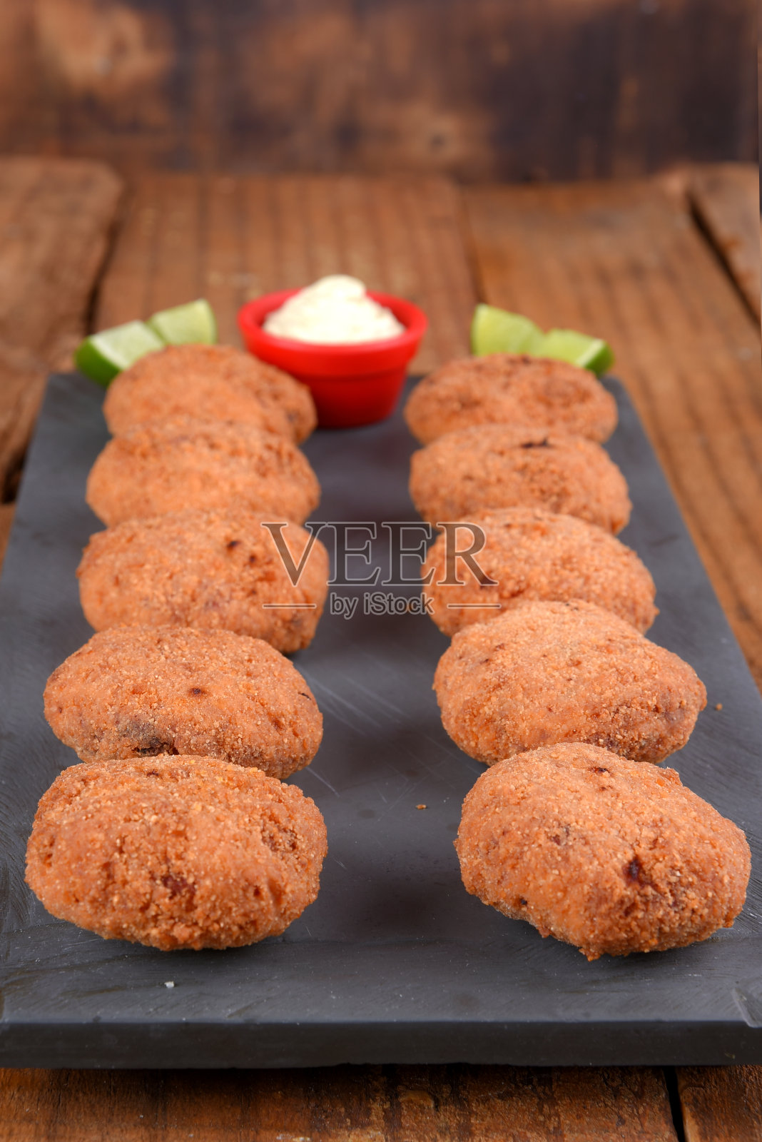 炸鳕鱼饼，鱼肉馅卷饼，鳕鱼饼，巴西式鳕鱼饼，肉盘照片摄影图片