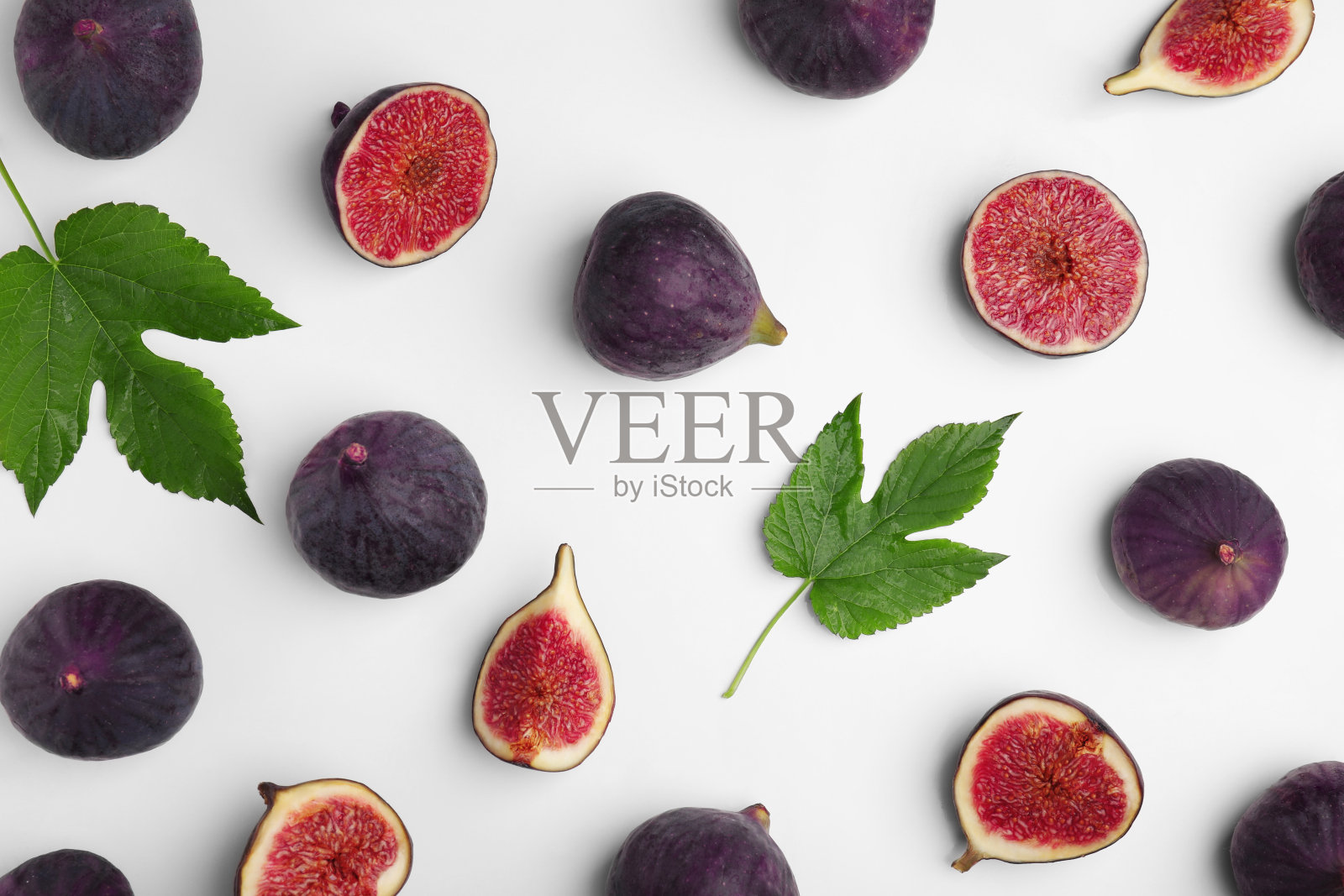 新鲜成熟的无花果，白色背景上的绿叶照片摄影图片