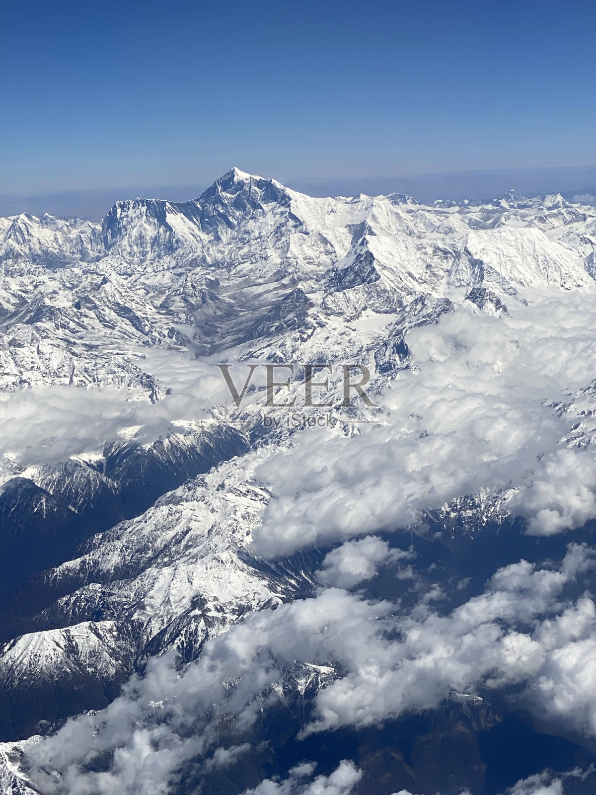 云层中的喜马拉雅山照片摄影图片