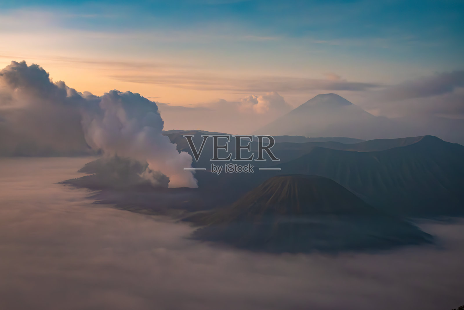 印度尼西亚东爪哇，腾格里塞梅鲁国家公园的日出，两座活火山的景色令人惊叹:前景中的Bromo火山和背景中的塞梅鲁火山。照片摄影图片