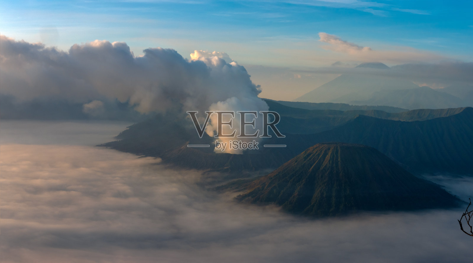 印度尼西亚东爪哇，腾格里塞梅鲁国家公园的日出，两座活火山的景色令人惊叹:前景中的Bromo火山和背景中的塞梅鲁火山。照片摄影图片