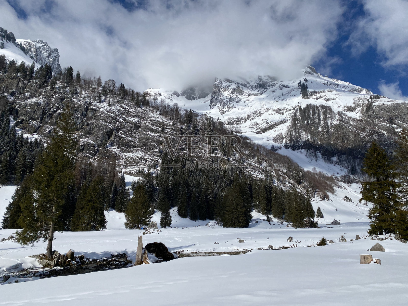 瑞士圣加仑州，位于阿尔卑斯山脉和阿彭策尔阿尔卑斯山脉的白雪覆盖的高山山峰Stoss(或Stoss, 2112米)照片摄影图片