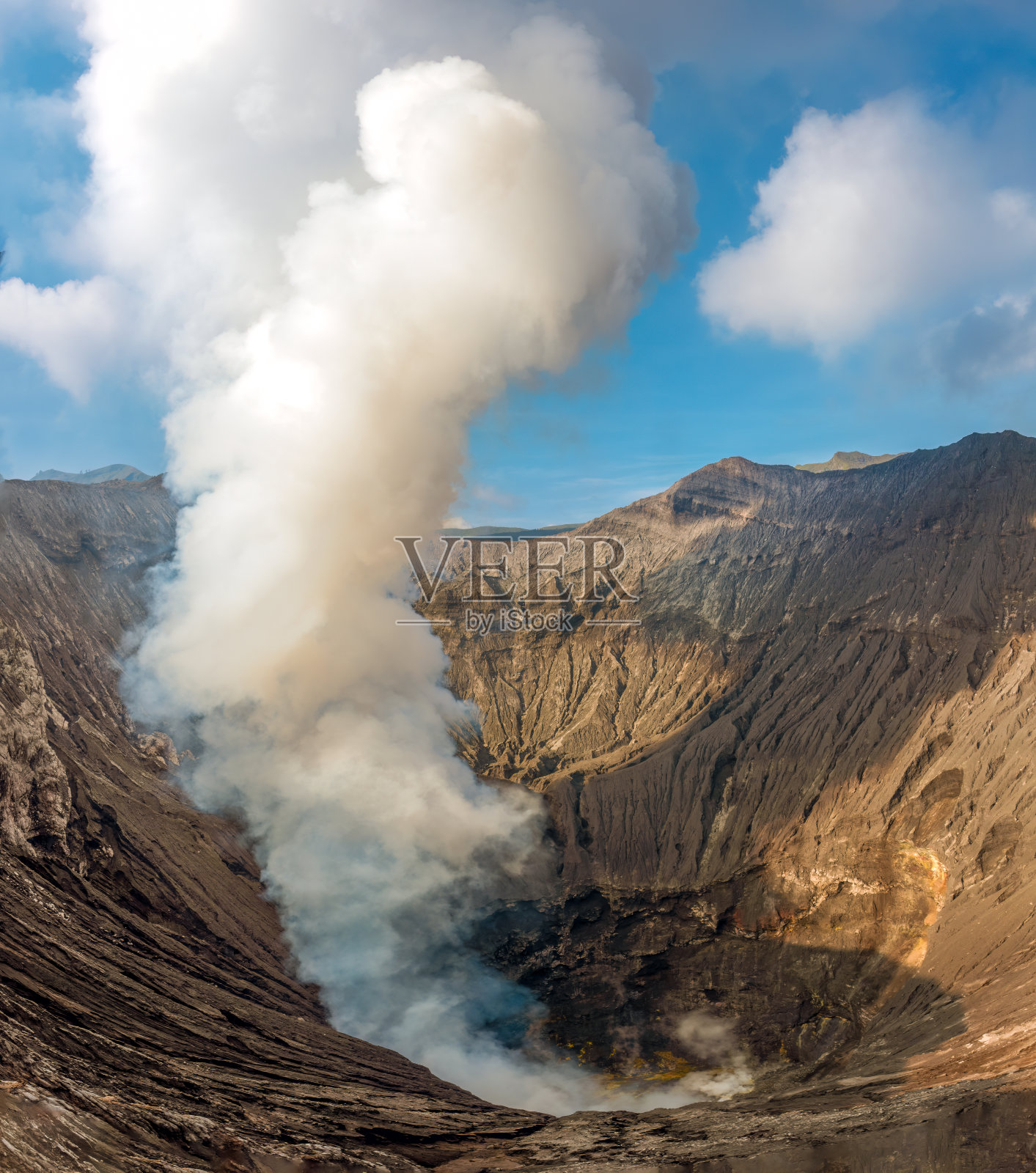 印度尼西亚东爪哇岛的Bromo Tengger sememeru国家公园，一座活跃的somma火山(Gunung Bromo)的火山口和活火山口内的壮观景色。照片摄影图片