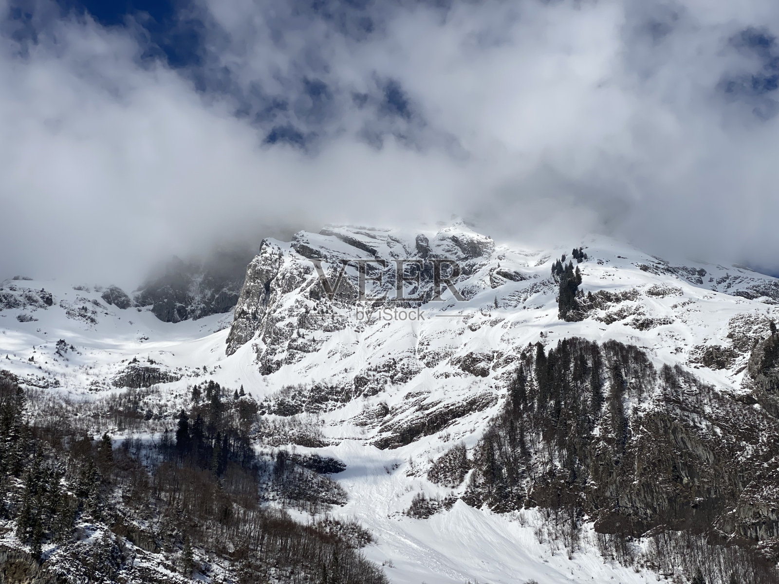 瑞士圣加仑州，位于阿尔卑斯山脉和阿彭策尔阿尔卑斯山脉的白雪覆盖的高山山峰Stoss(或Stoss, 2112米)照片摄影图片