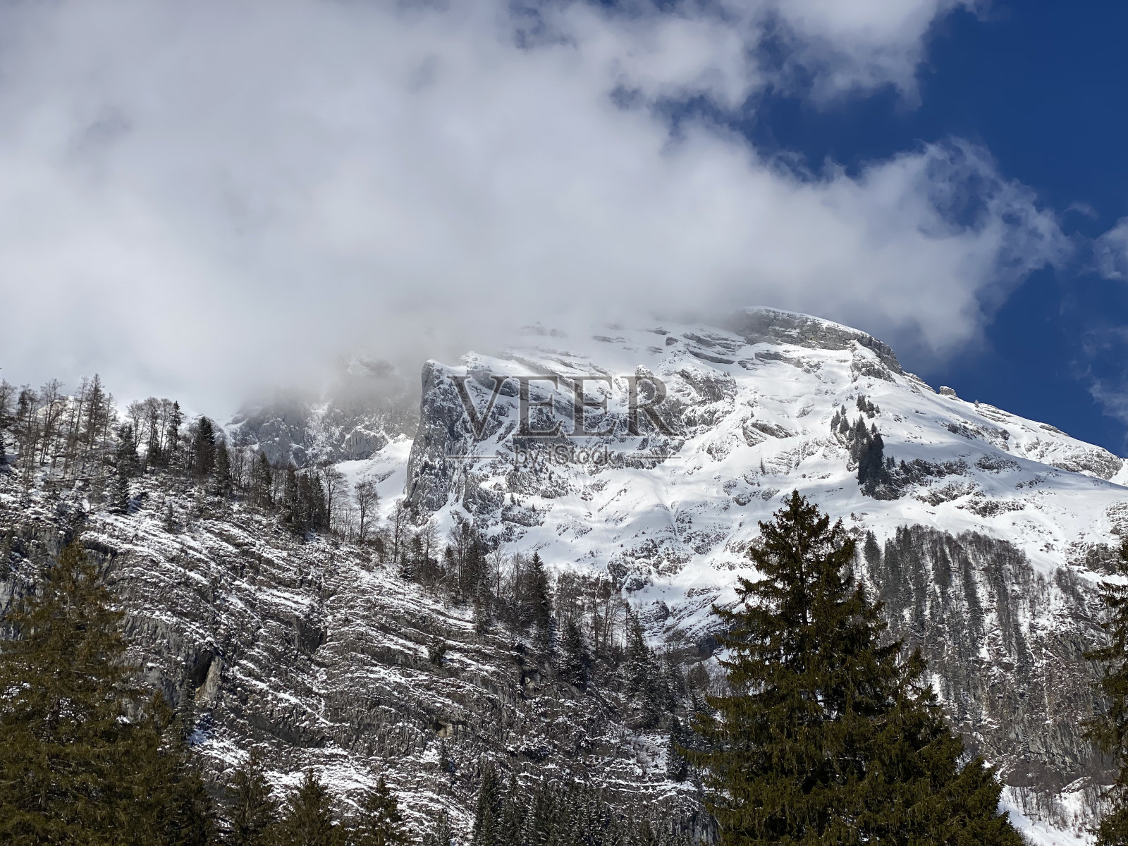 瑞士圣加仑州，位于阿尔卑斯山脉和阿彭策尔阿尔卑斯山脉的白雪覆盖的高山山峰Stoss(或Stoss, 2112米)照片摄影图片
