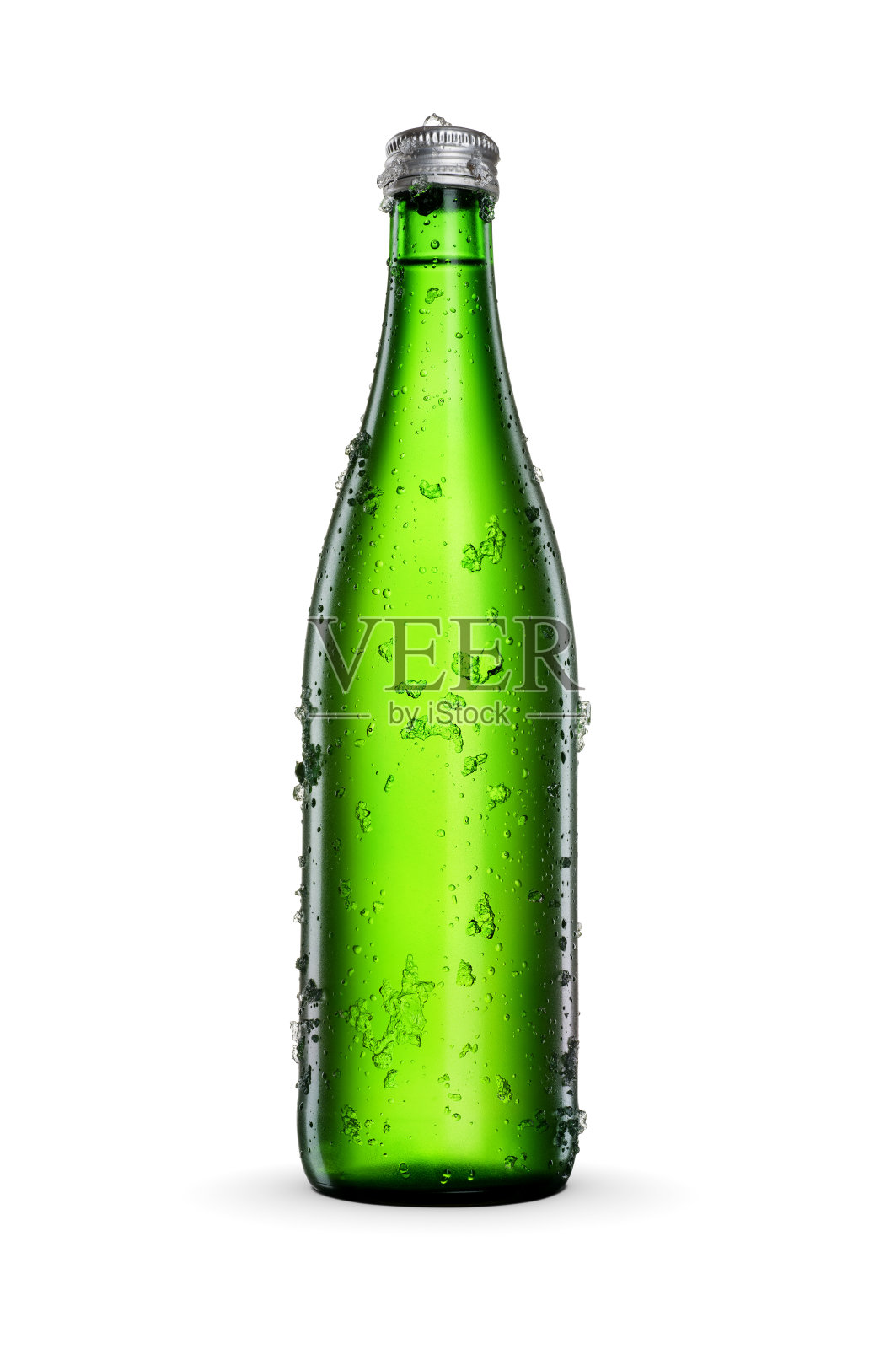 啤酒装在白色背景上的绿色瓶子里。照片摄影图片