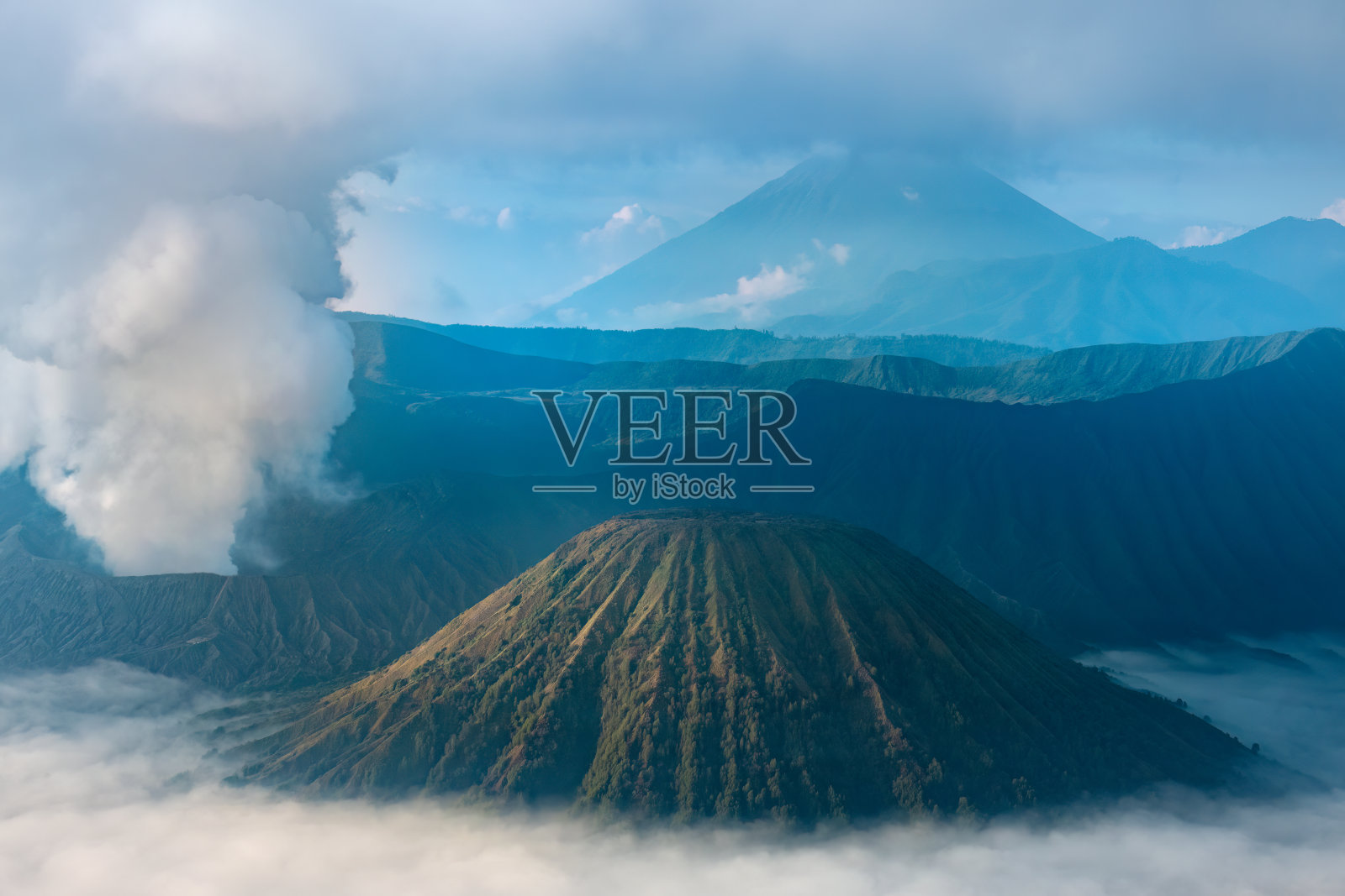 巴托克火山(Gunung Batok)是一座不活跃的火山，毗邻Bromo火山(Gunung Bromo)，是一座活跃的索玛火山，位于印度尼西亚东爪哇的Bromo Tengger sememeru国家公园。照片摄影图片