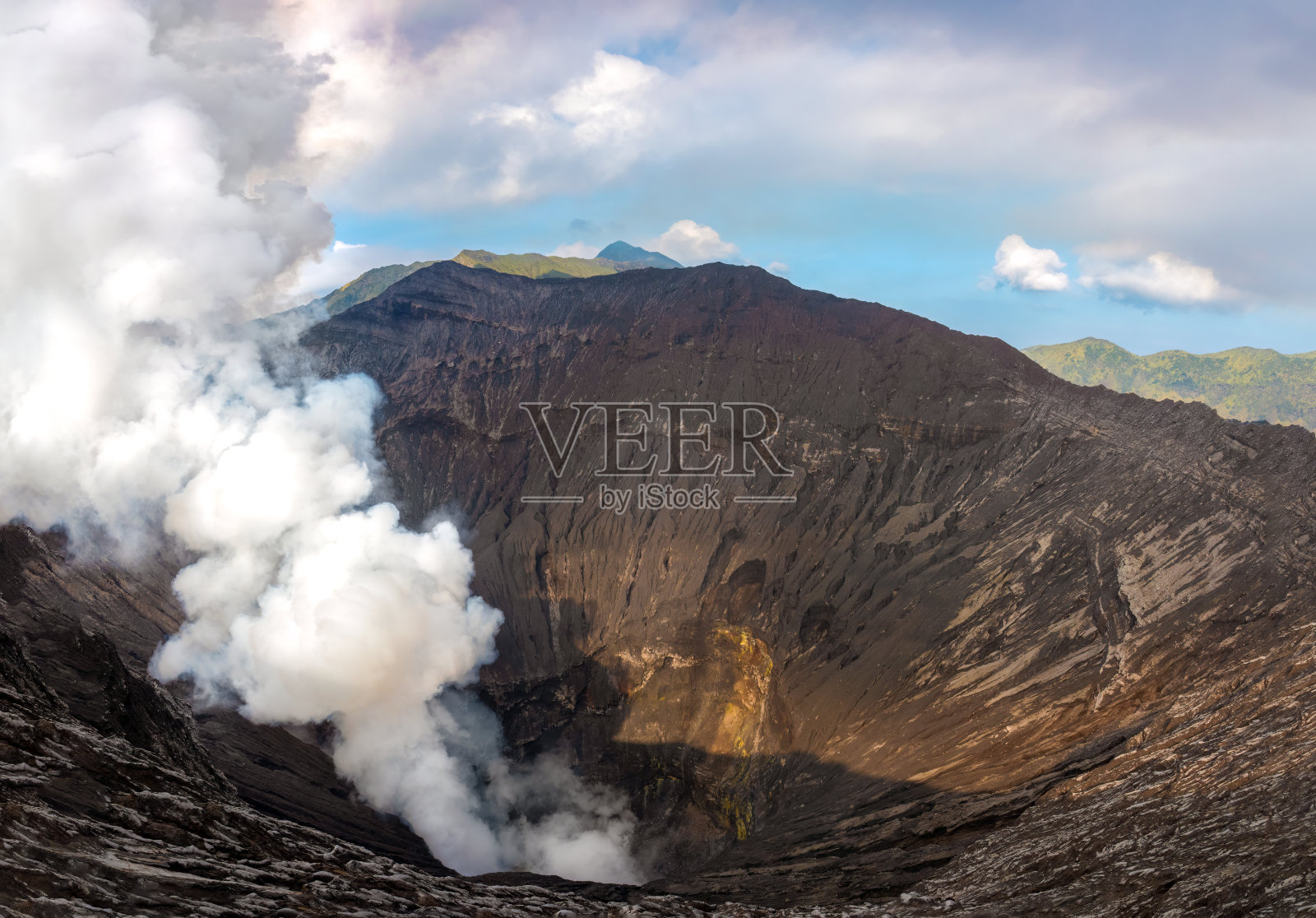 印度尼西亚东爪哇岛的Bromo Tengger sememeru国家公园，一座活跃的somma火山(Gunung Bromo)的火山口和活火山口内的壮观景色。照片摄影图片