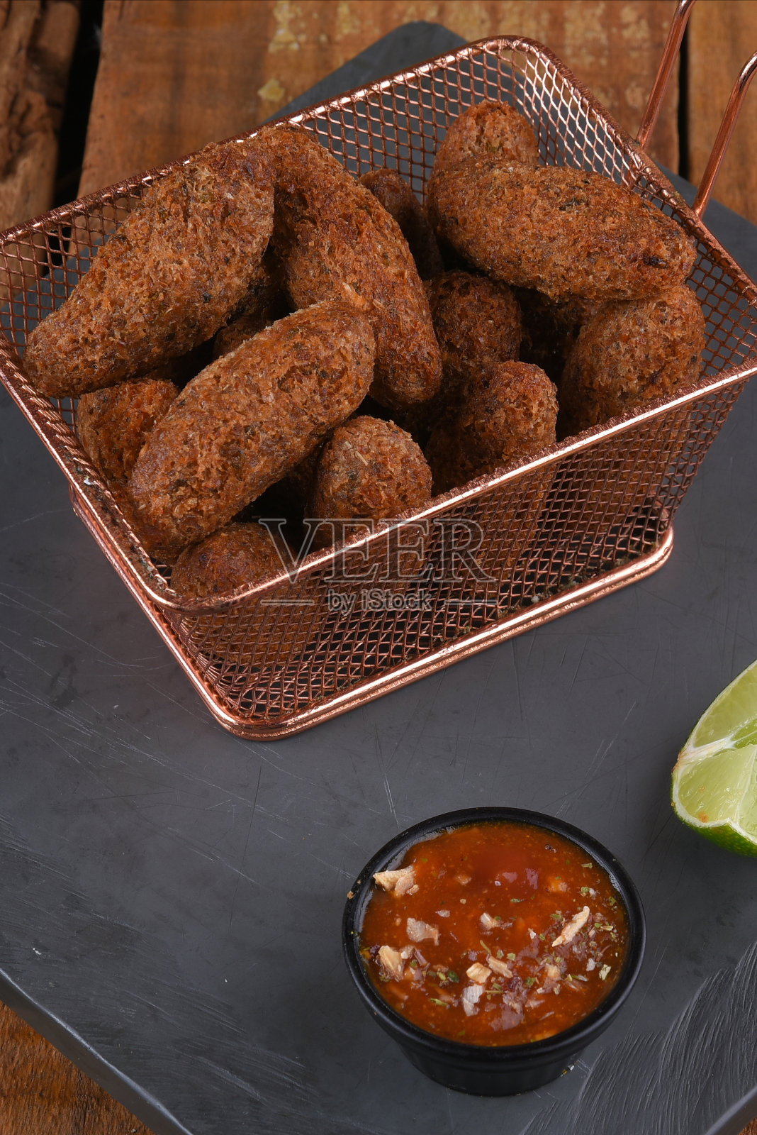 炸鳕鱼饼，鱼肉馅卷饼，鳕鱼饼，巴西式鳕鱼饼，肉盘照片摄影图片